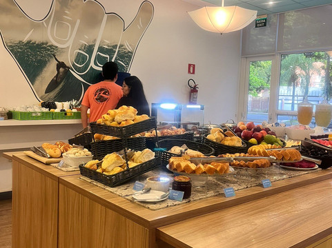 德尔芬冲浪酒店主图