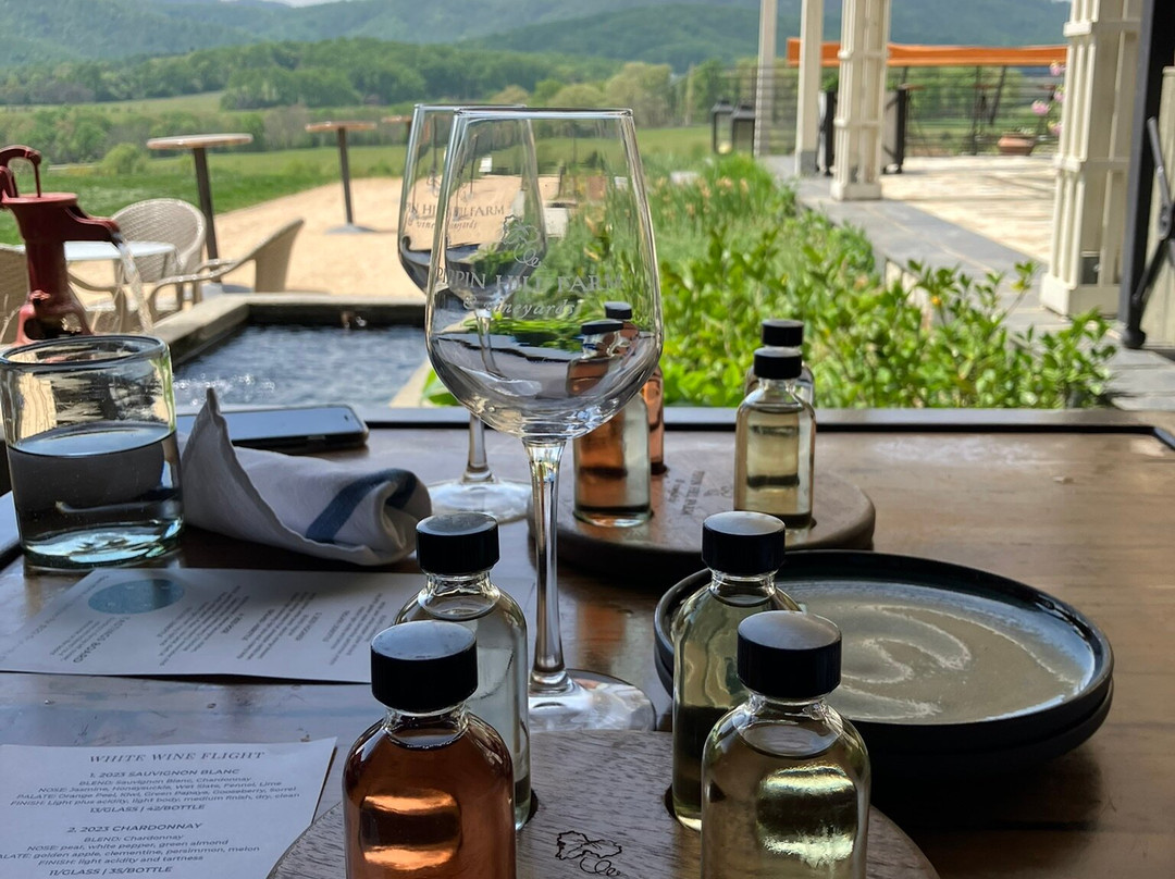 The Crossroads Inn主图