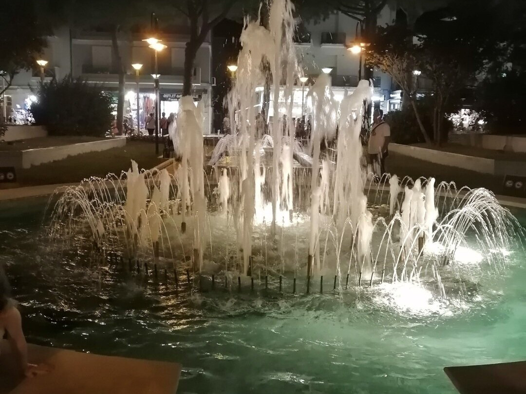 Piazza Primo Maggio o Piazza delle Sirene-卡托利卡必去景点