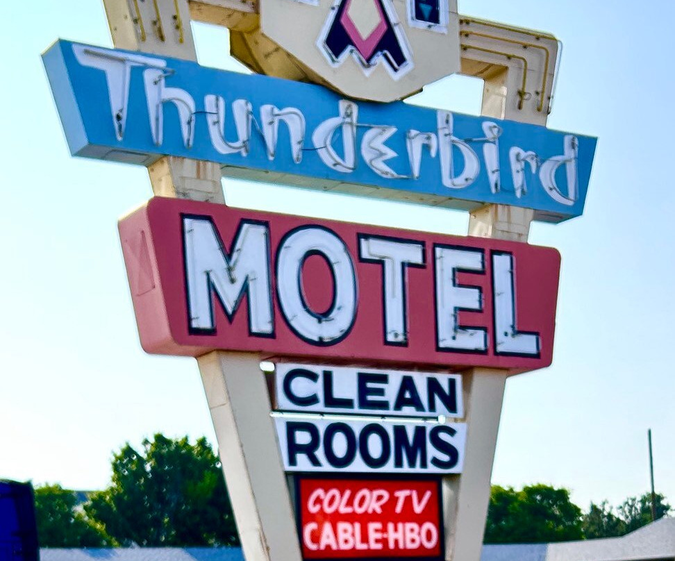 Thunderbird Motel主图