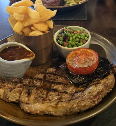 Crown Lodge Hotel主图