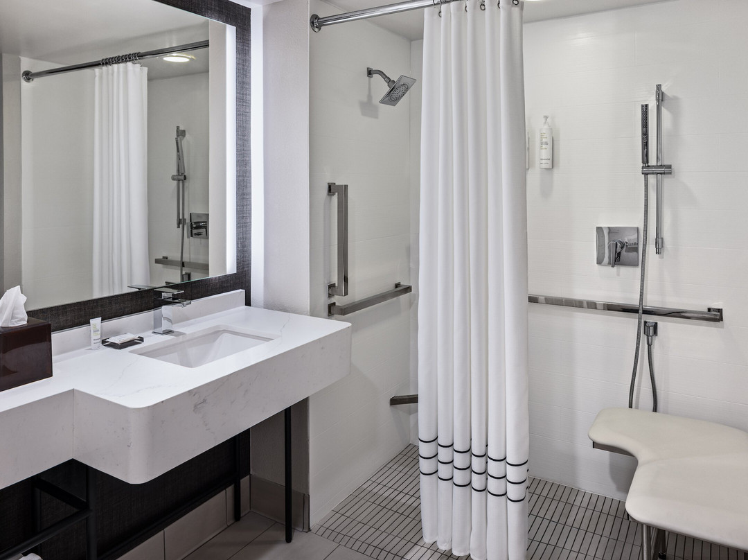 万豪布卢明顿诺马尔酒店&会议中心主图