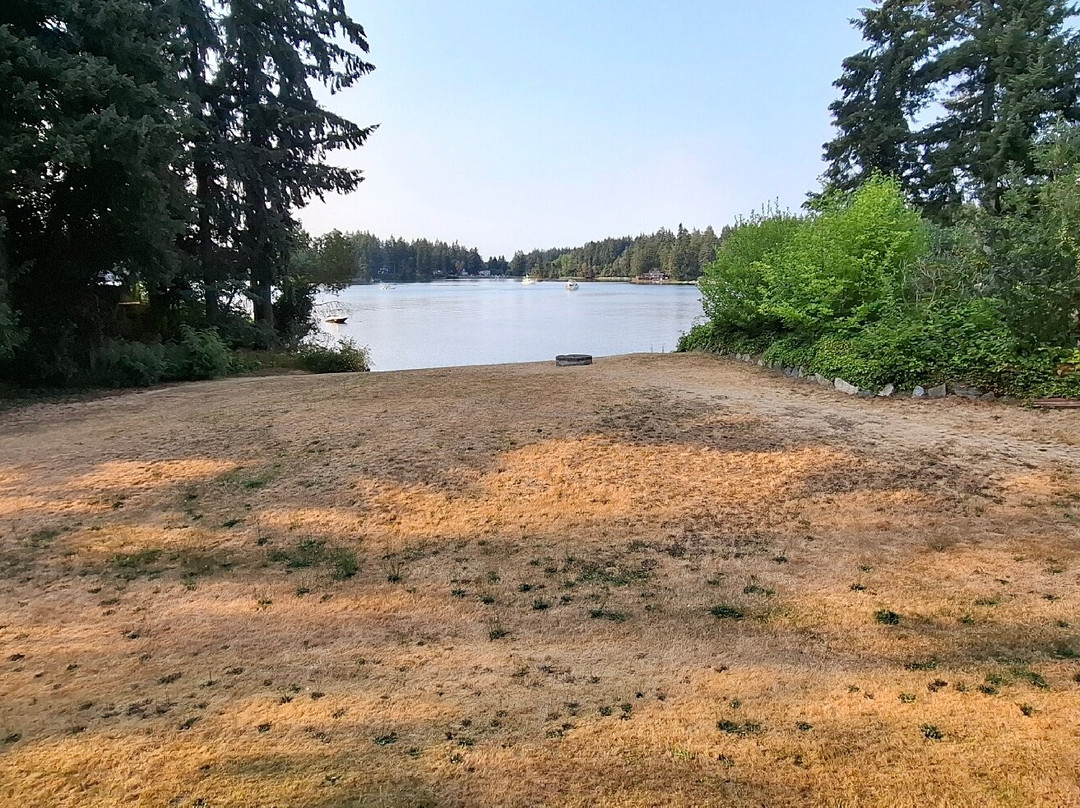 Oyster Bay Inn & Suites主图