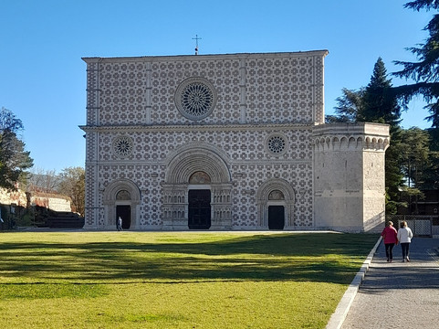 Basilica di Santa Maria di Collemaggio e Porta Santa-拉奎拉必去景点