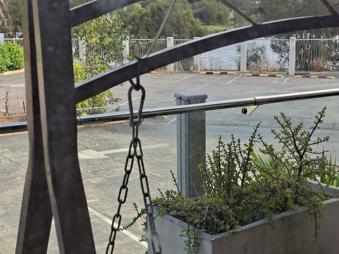 The Swan River Hotel主图