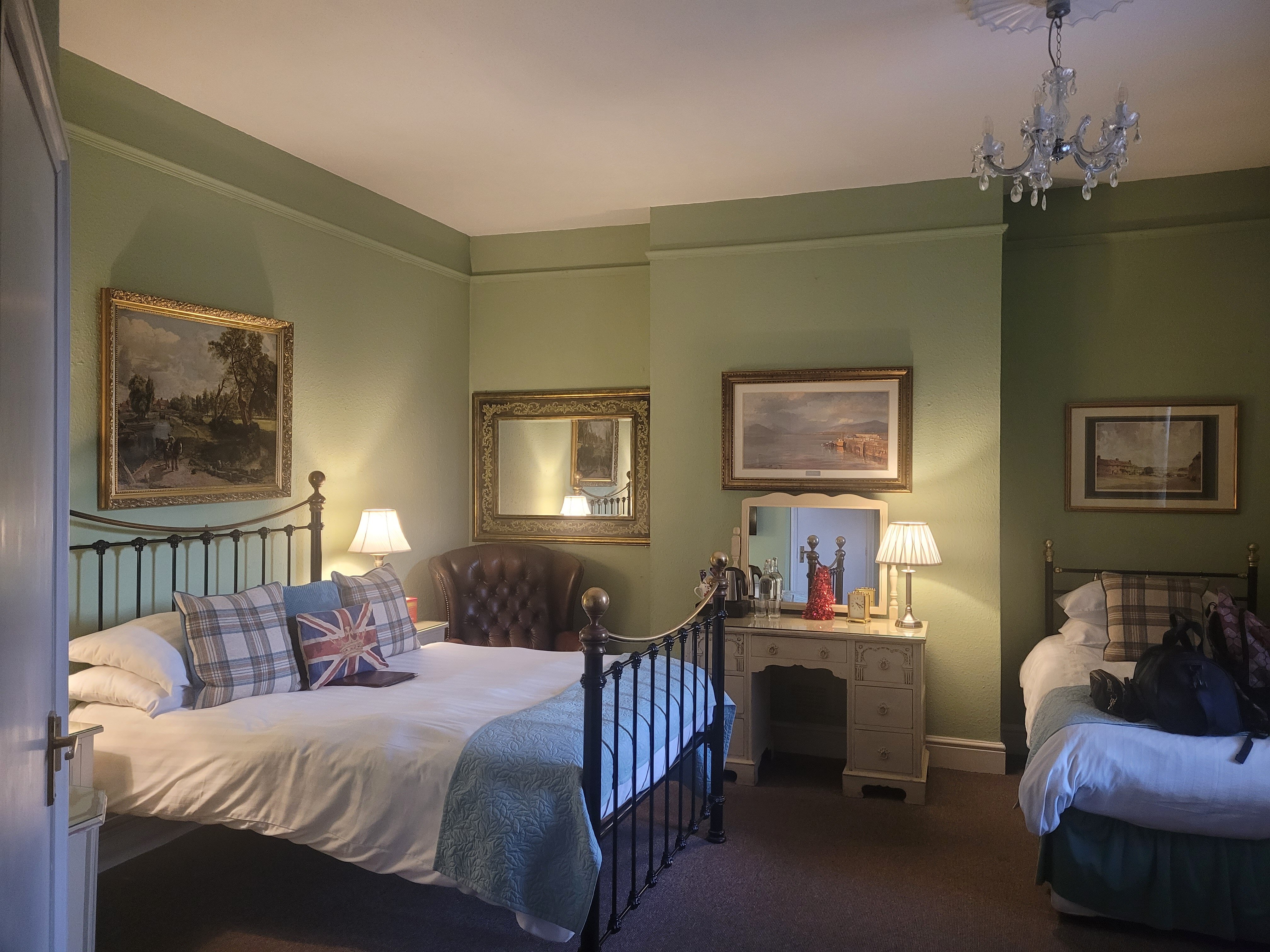 Holywell House-官方