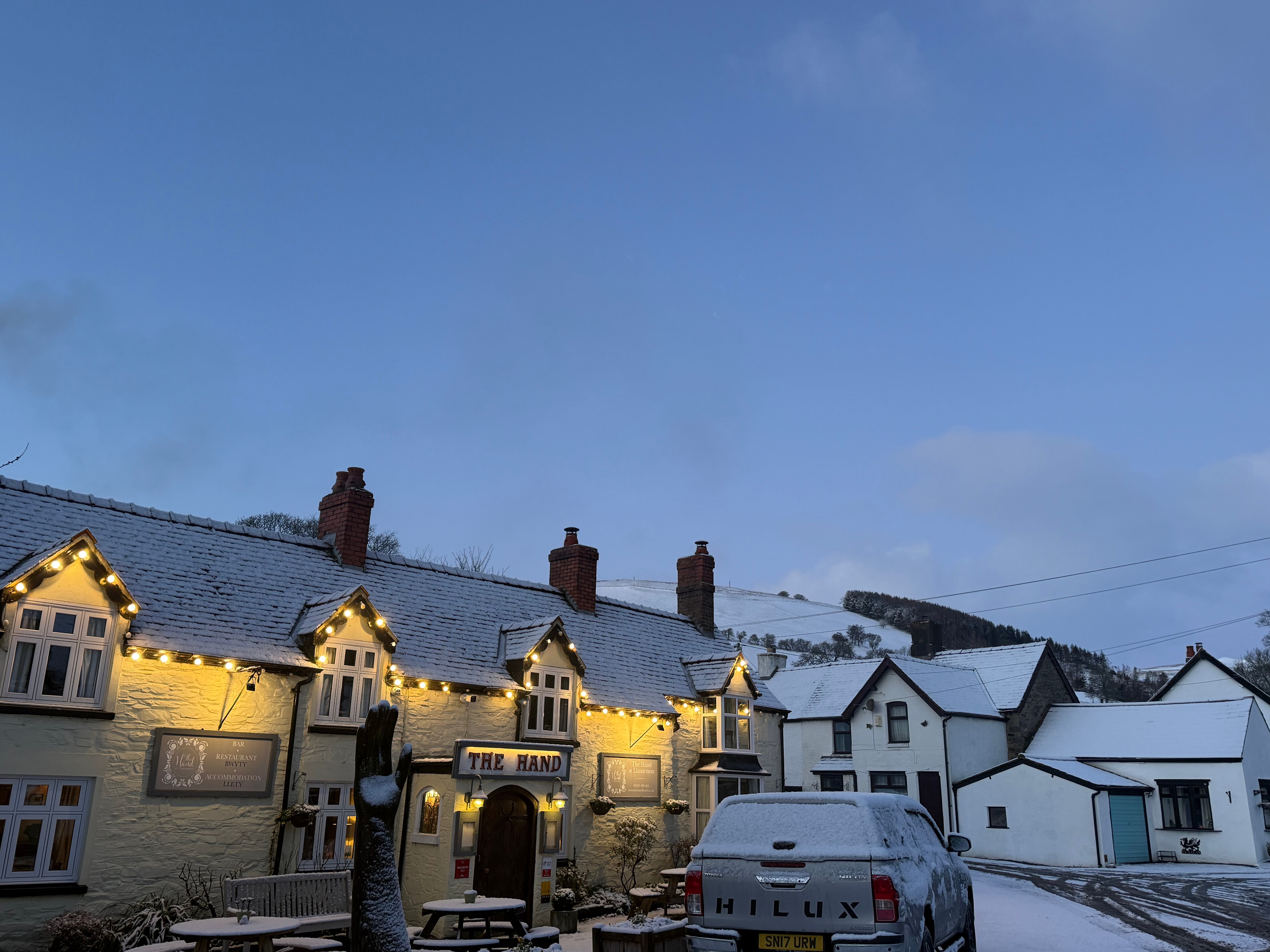 The Hand at Llanarmon-官方