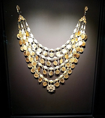 Victoria G. Karelias Collection of Greek Traditional Costumes-卡拉马塔必去景点