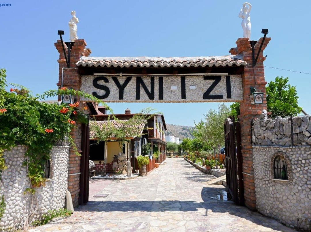 Keshtjella Syni Zi - Bujtine