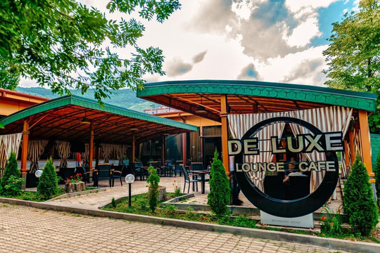 DeLuxe Lounge Cafe