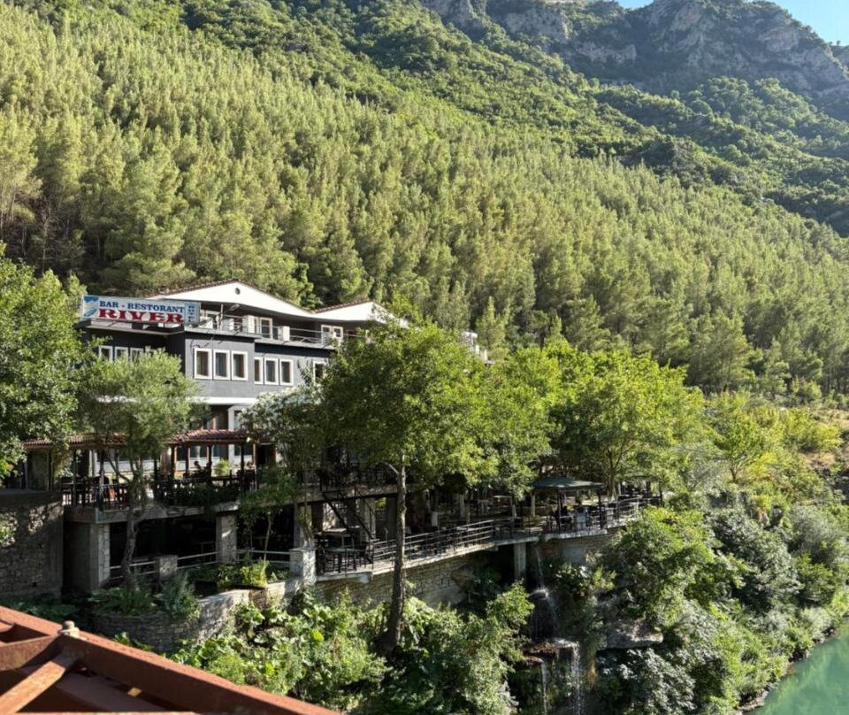 Hotel River