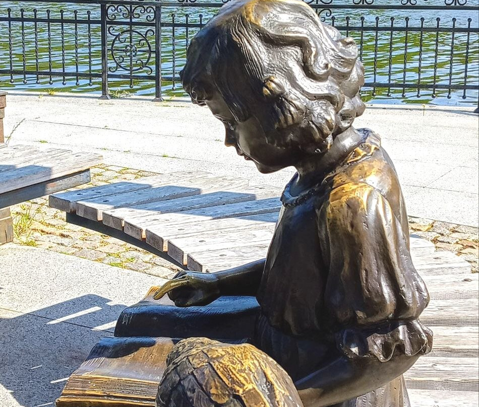 Sculpture "Girl Reading a Fairy Tale"-斯韦特洛戈尔斯克必去景点
