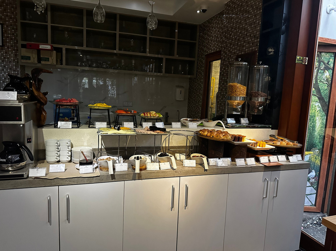 萨曼接待酒店主图