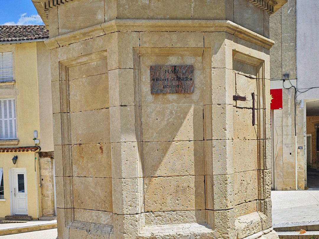 Fontaine de 1848 dite " de la Pompe"-Latille必去景点