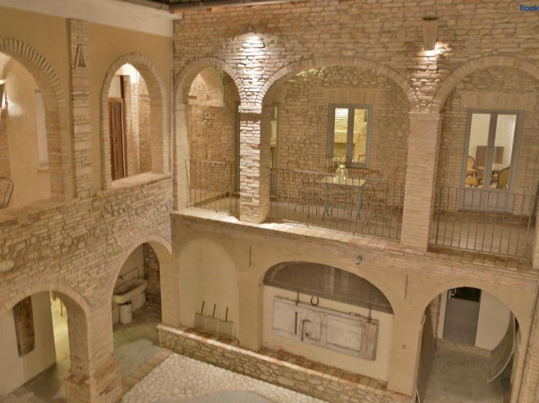 Palazzo Antico nella piazza di Montepagano