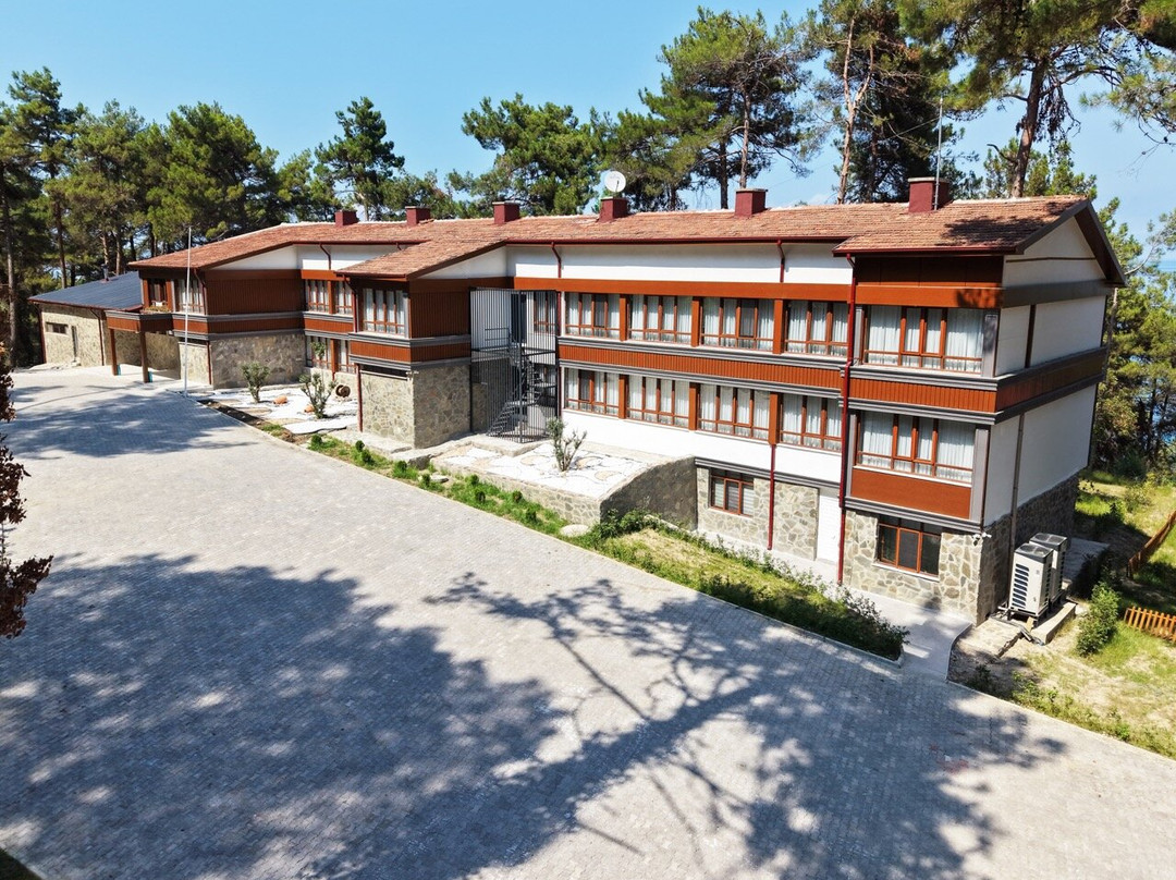 Çam Gölü Doğa Oteli ve Bungalovları