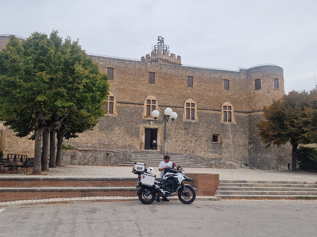 Castello Piccolomini di Capestrano-Capestrano必去景点