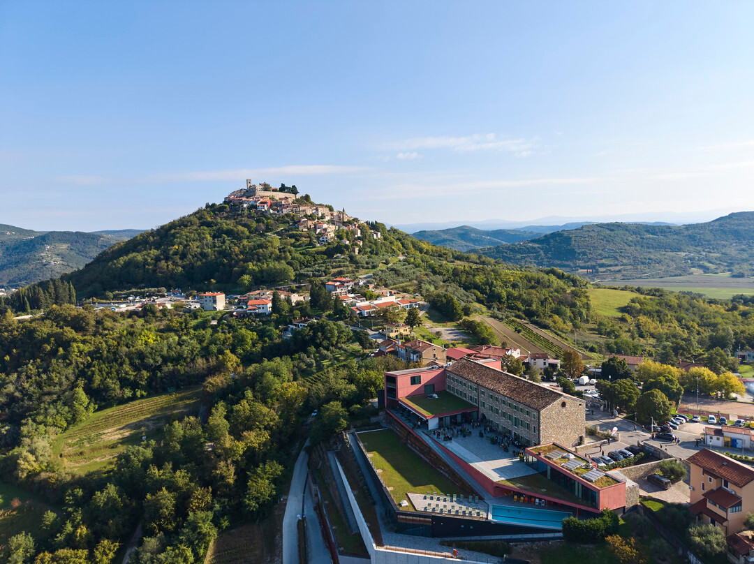 Novaki Motovunski酒店住宿-Roxanich Winery & Design Hotel