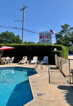 Twin Oaks Motel-泳池