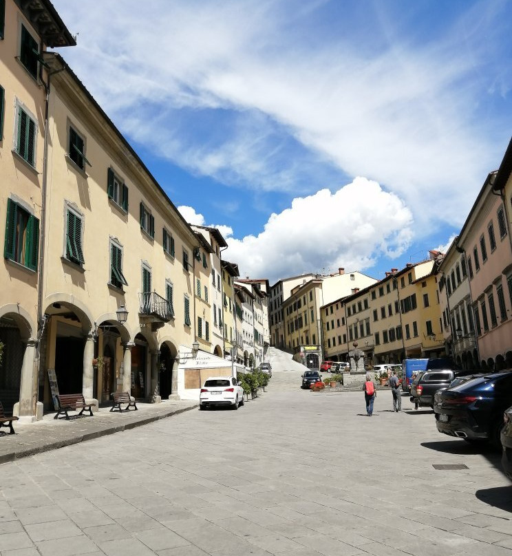 Piazza Tanucci (La Piazza del Ciclone)景点图片