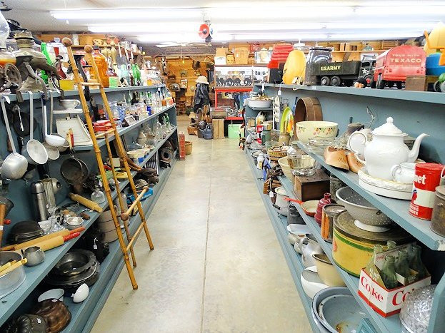 Sutton and Son's Antiques景点图片