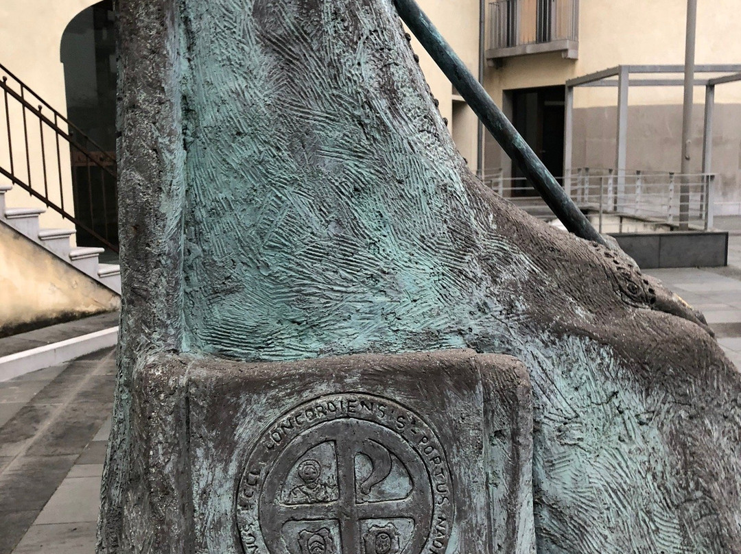 Statua a Monsignore Abramo Freschi Vescovo景点图片