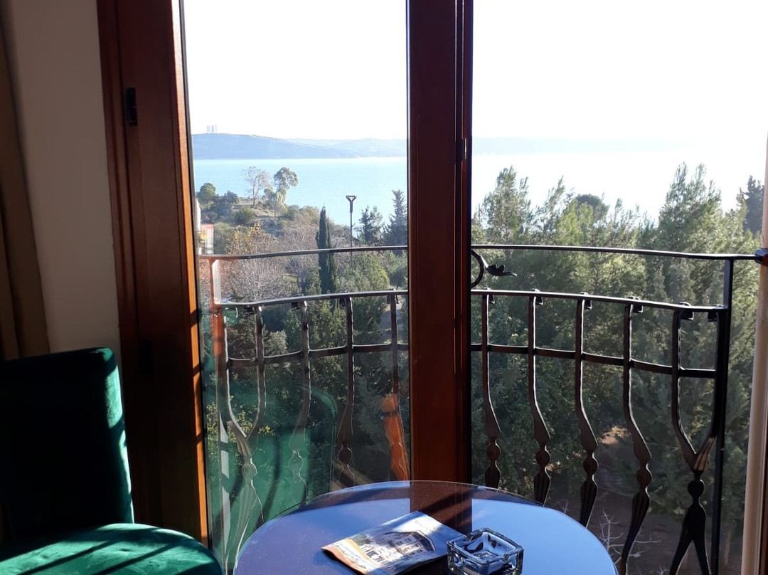 Golden Lake Hotel主图