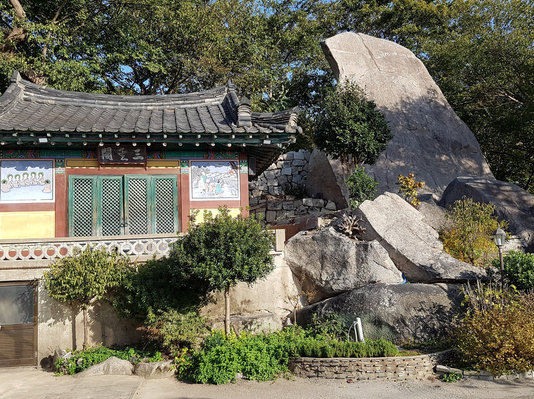 Buddha carved on rock surface on Choseondae景点图片