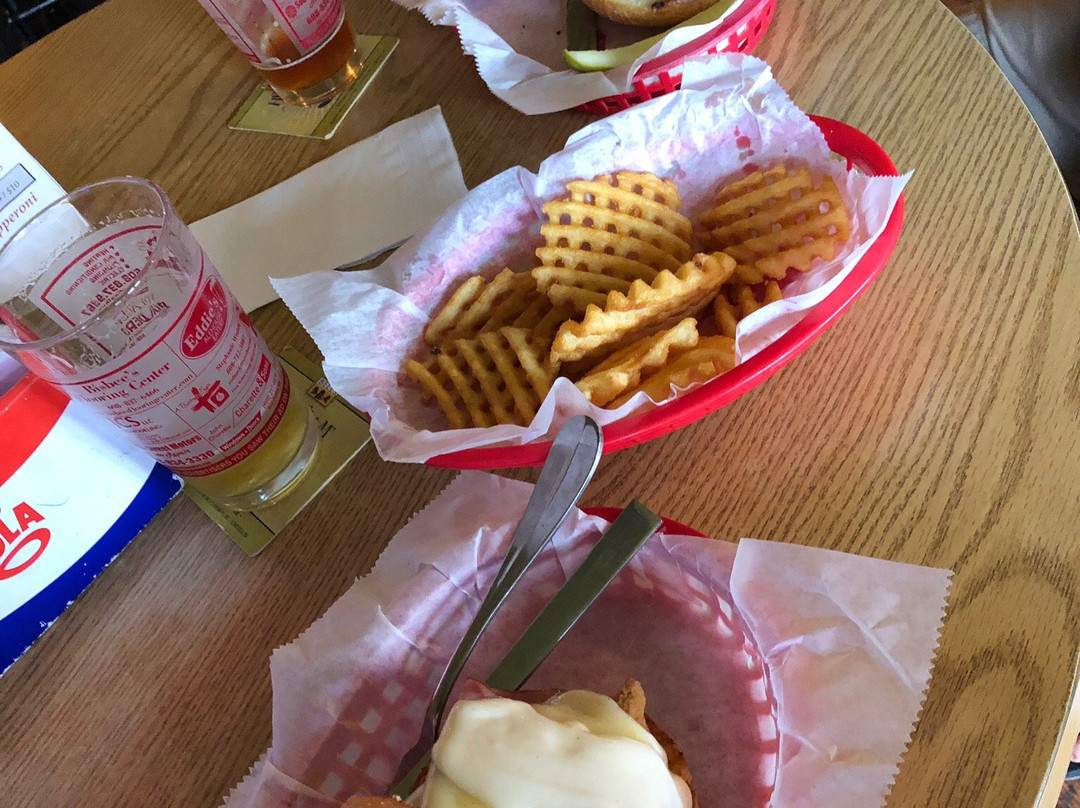 Marshall餐馆和美食-Eddie's Alehouse