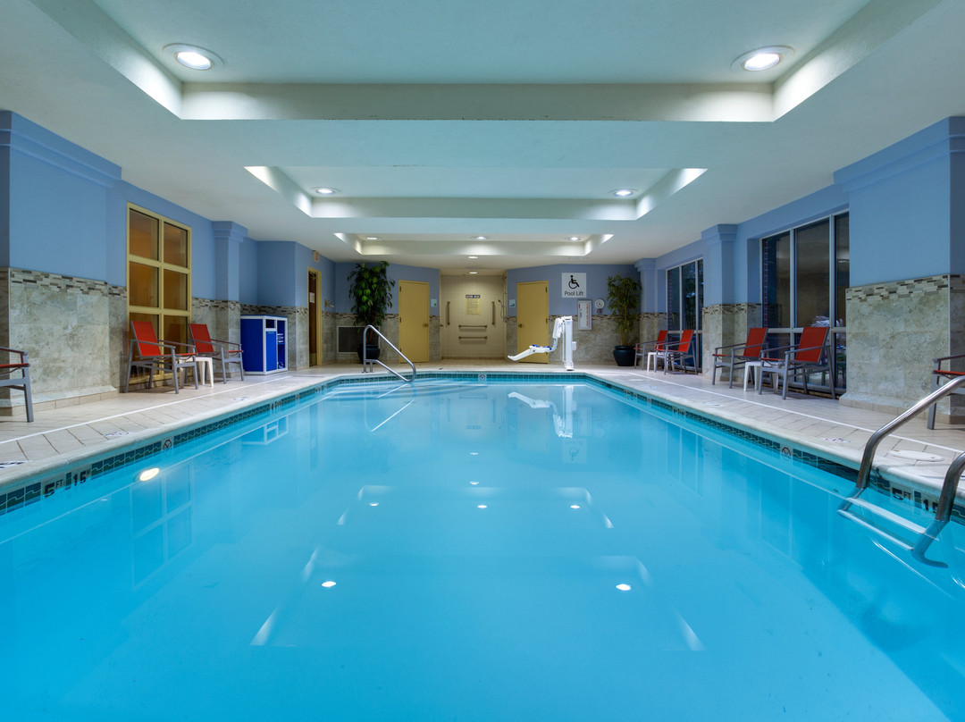 Holiday Inn Express & Suites Tower Center New Brunswick by IHG主图