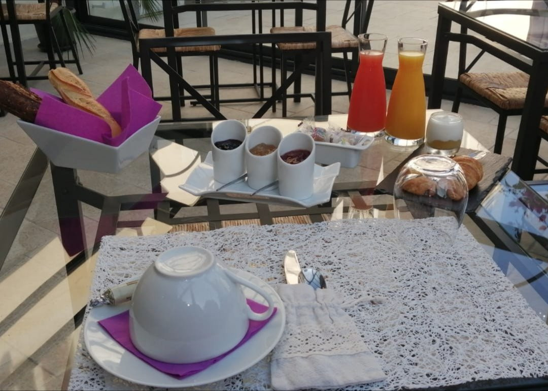 H. De Surgeres主图