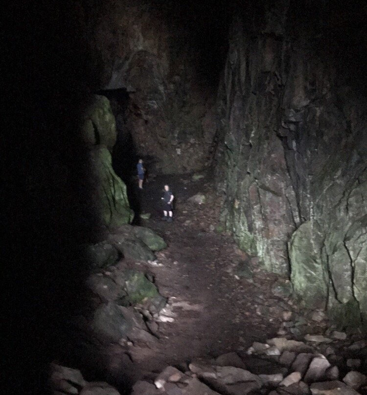 Bremsneshola cave-Bremsnes必去景点