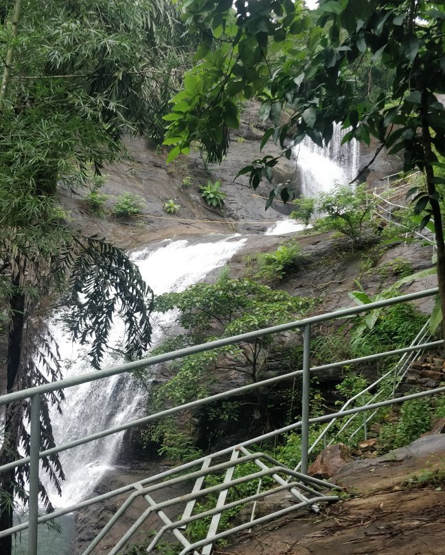 Ezharakund Waterfalls景点图片