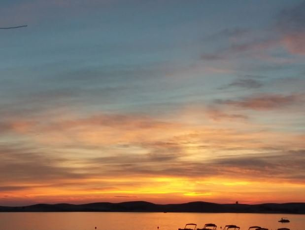 Dunes Waterfront Resort主图