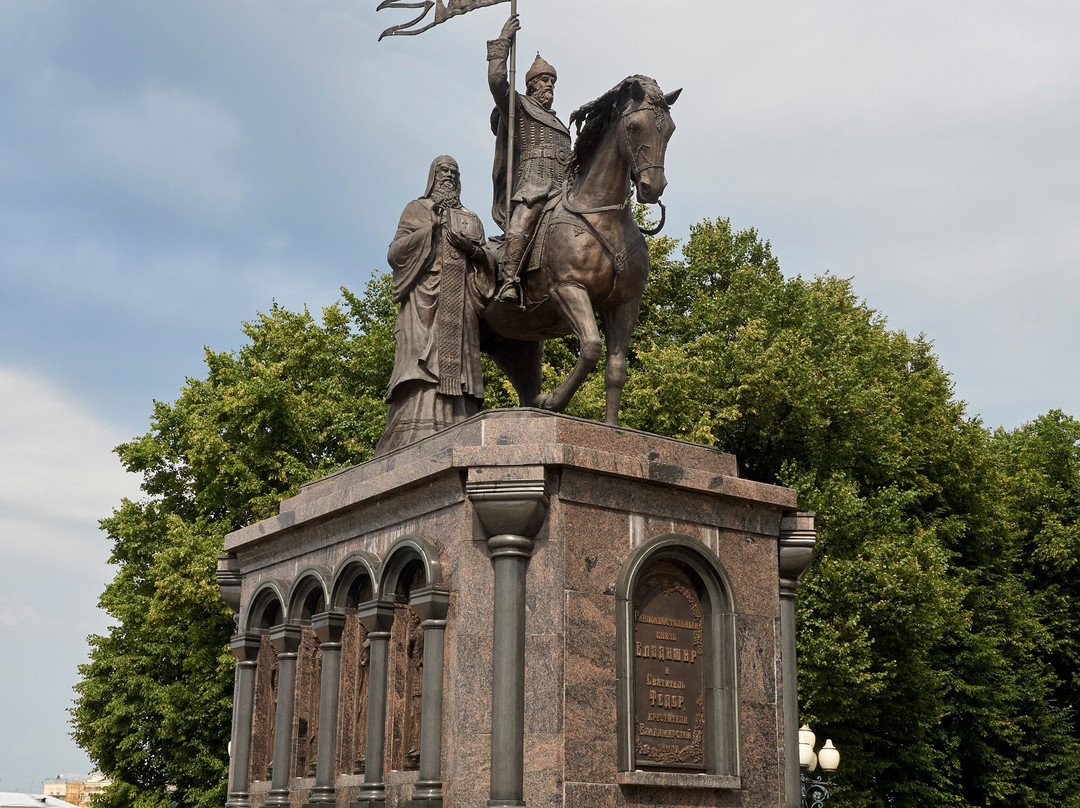 Monument to Prince Vladimir And Saint Fedor景点图片