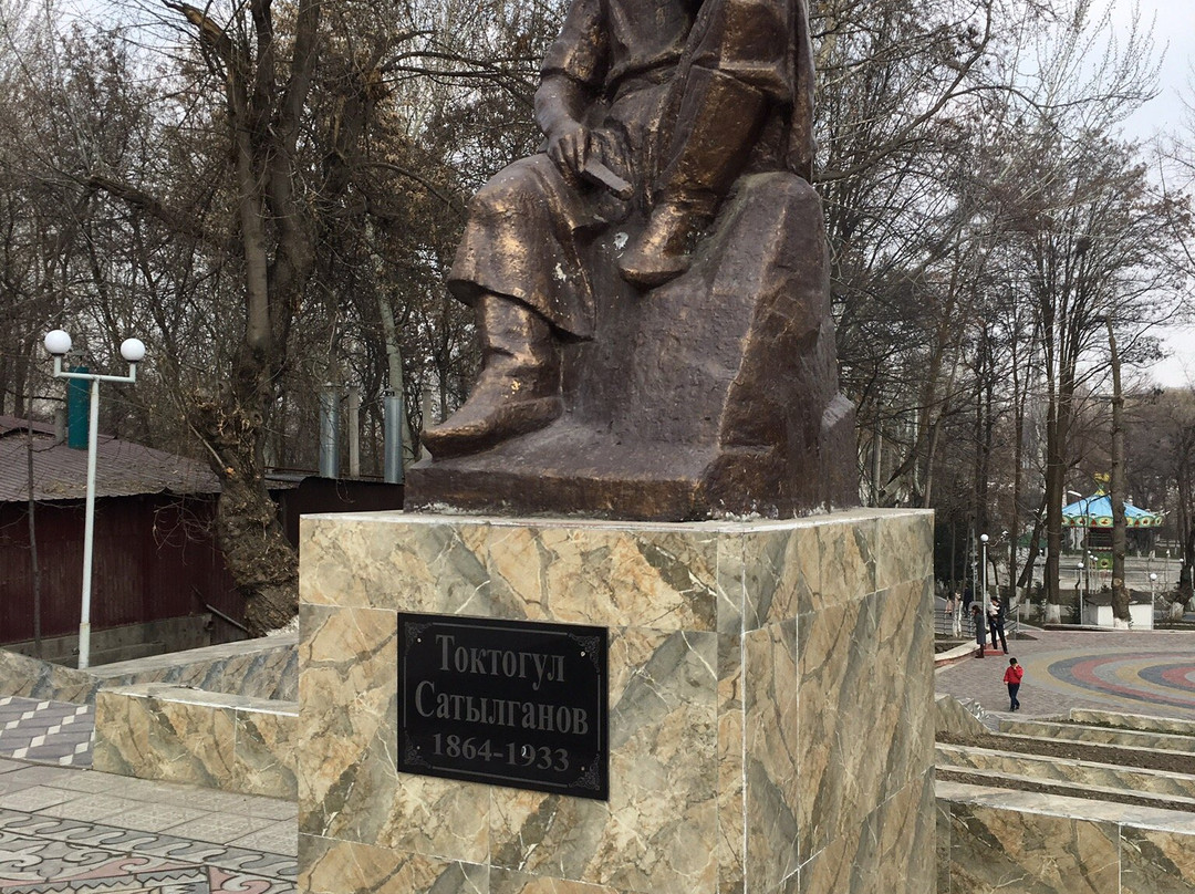 Monument to Toktogul Satylganov景点图片