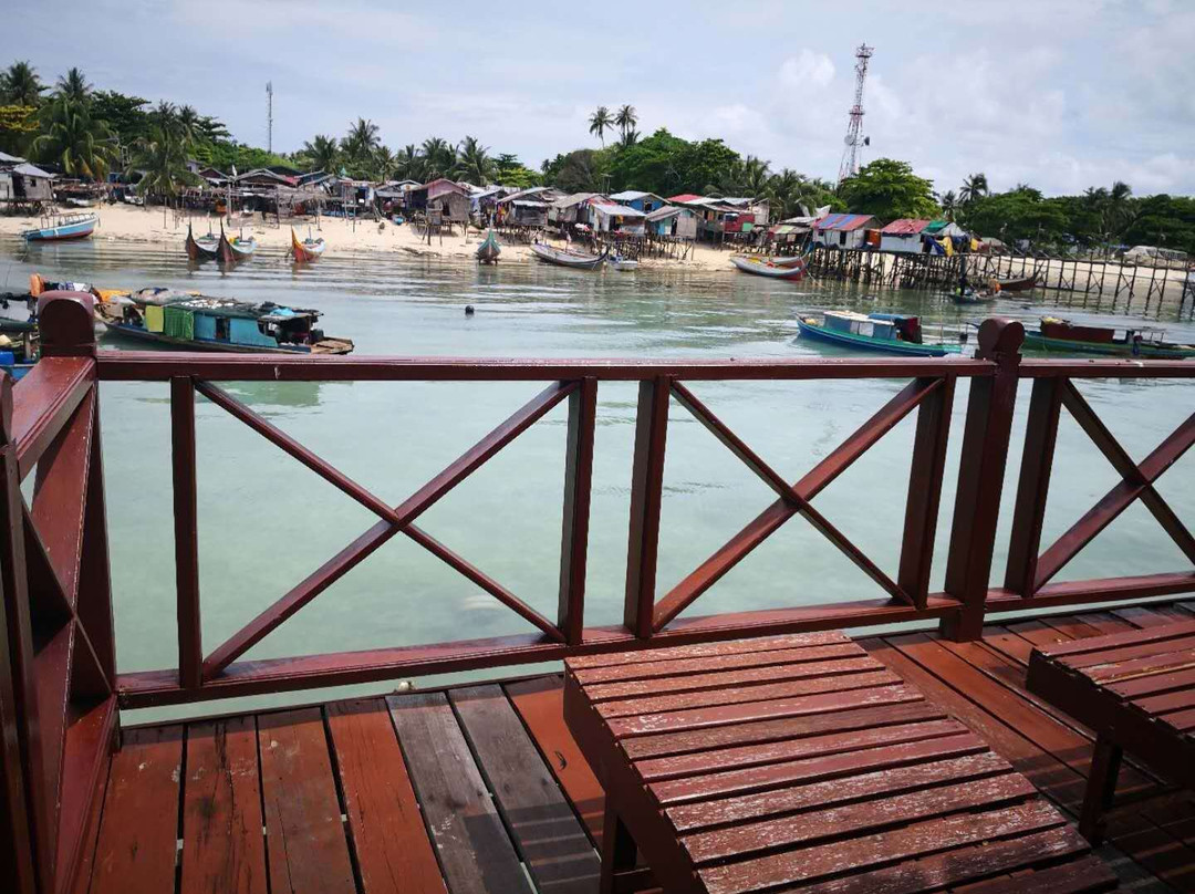 西巴丹水上屋主图