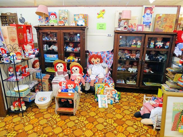 B & B Antique & Artisan Mall景点图片