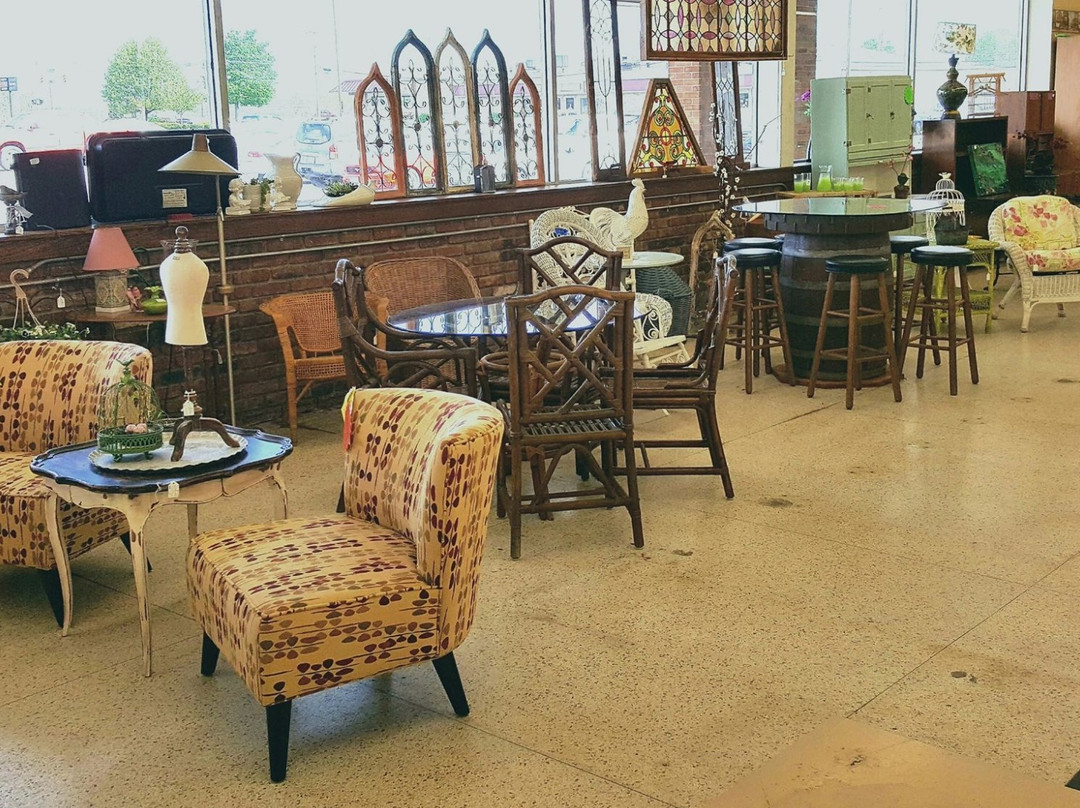 Antiques & Uniques景点图片