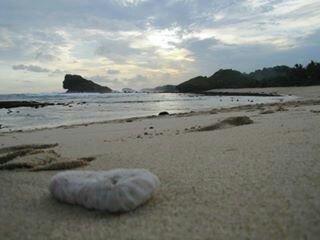 Watu Karung Beach景点图片