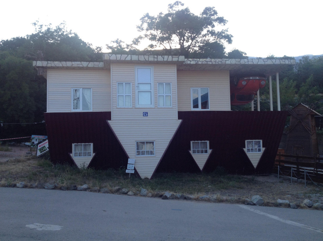 Upside Down House-Vynohradne必去景点
