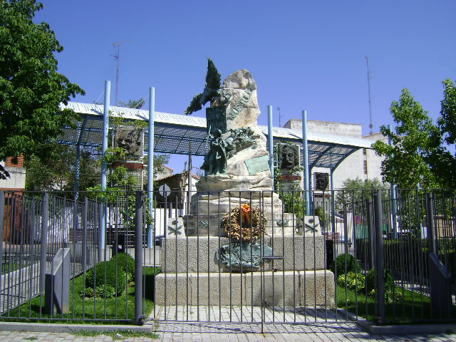 Monumento a Andrés Torrejón景点图片