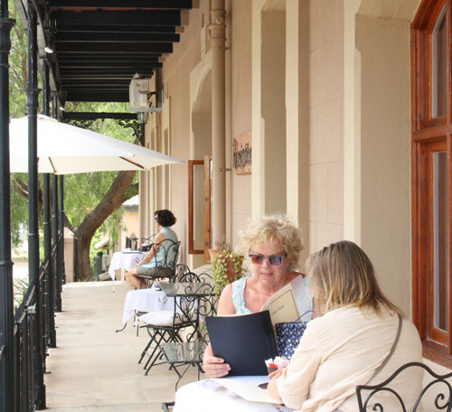 Feathers Inn Guest House主图