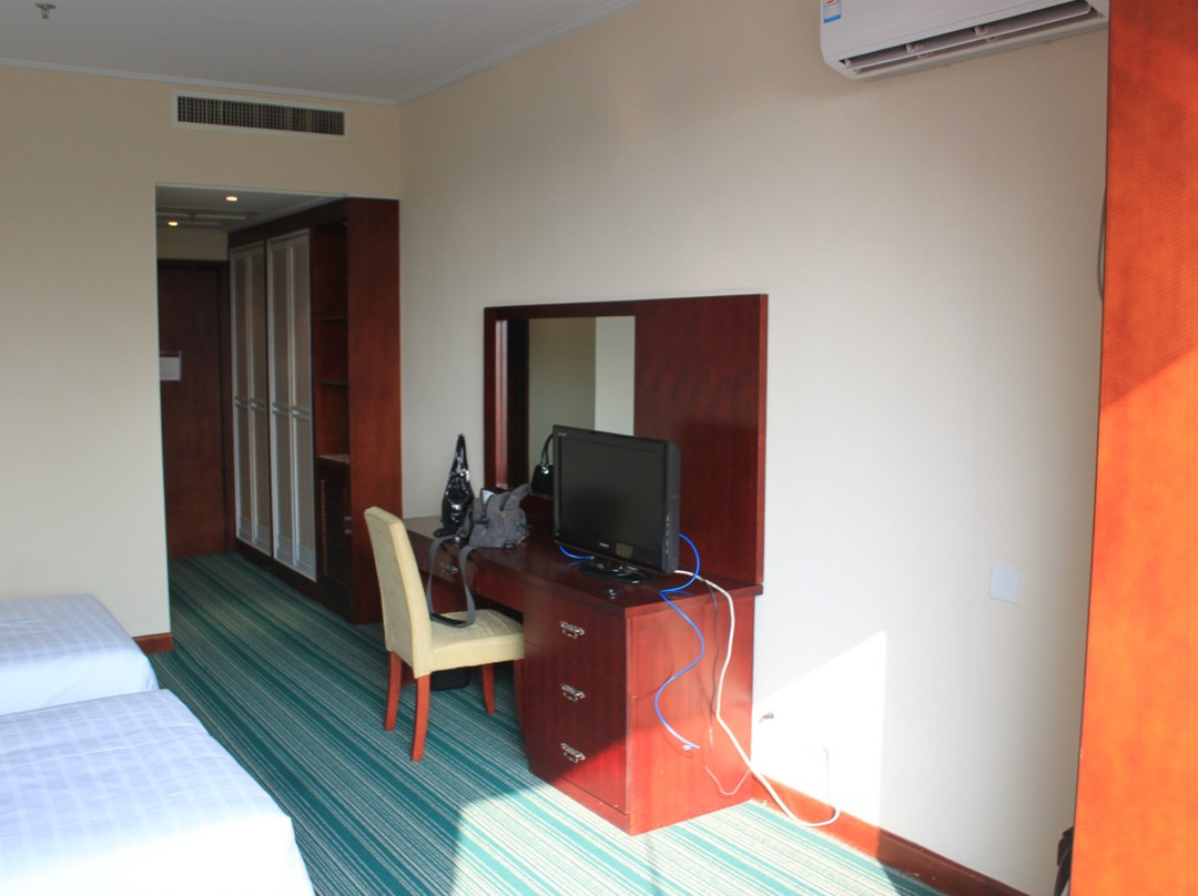 华侨城温泉奥思廷酒店主图