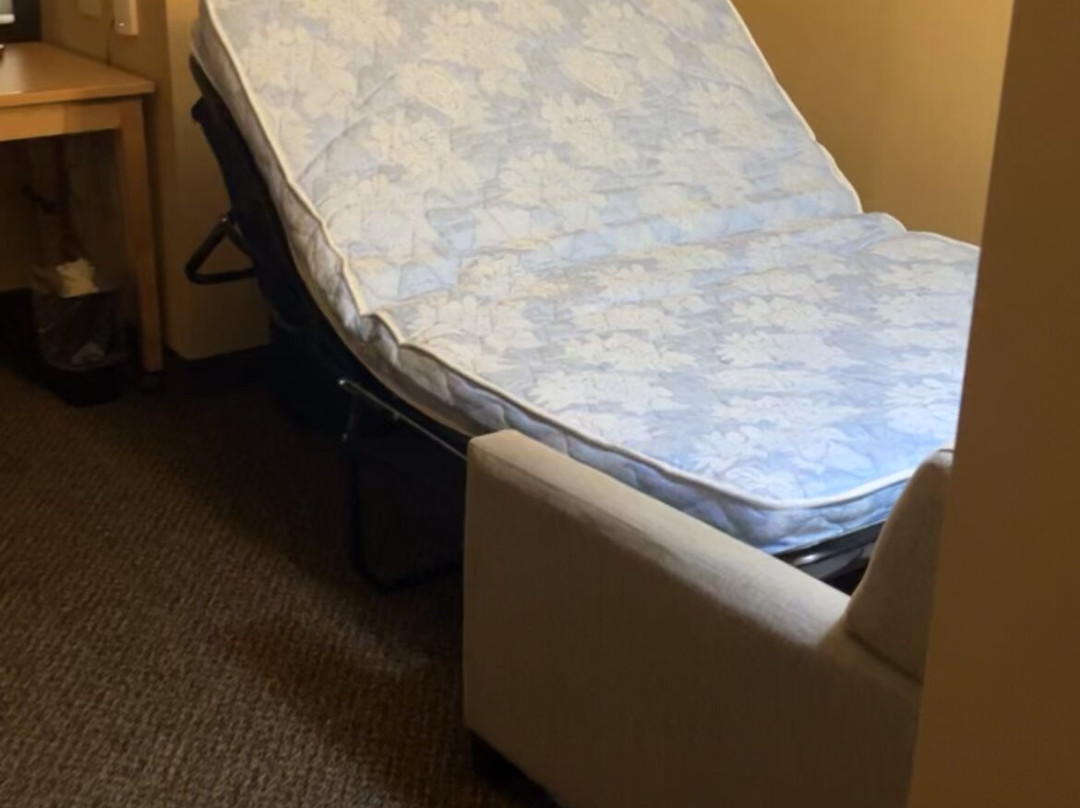 罗利达勒姆机场坎布里亚套房酒店主图