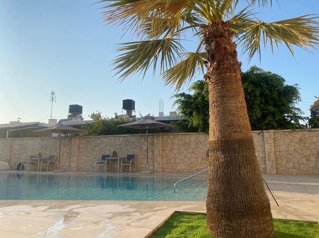 Nancy Chara Apartments主图