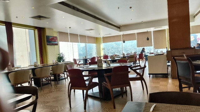 Hotel Lemon Tree Premier