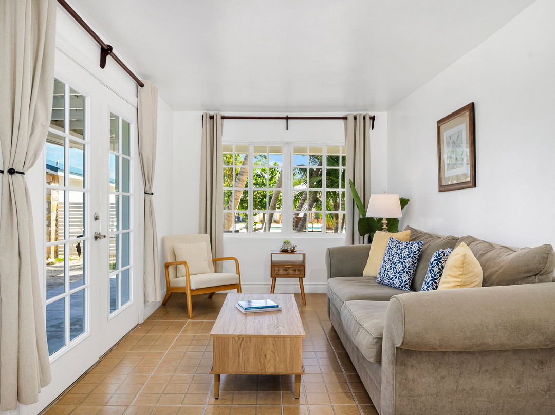 Pelican Beach Hotel主图