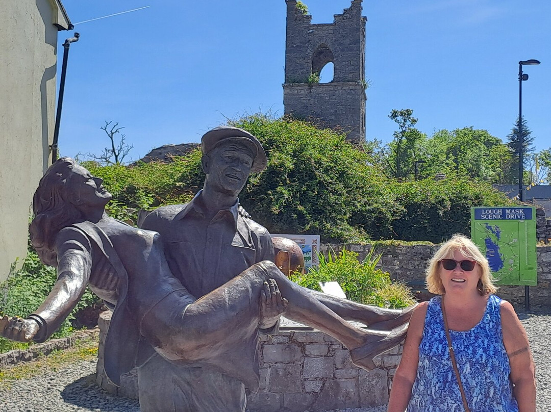 Statue of John Wayne and Maureen O'Hara-康镇必去景点