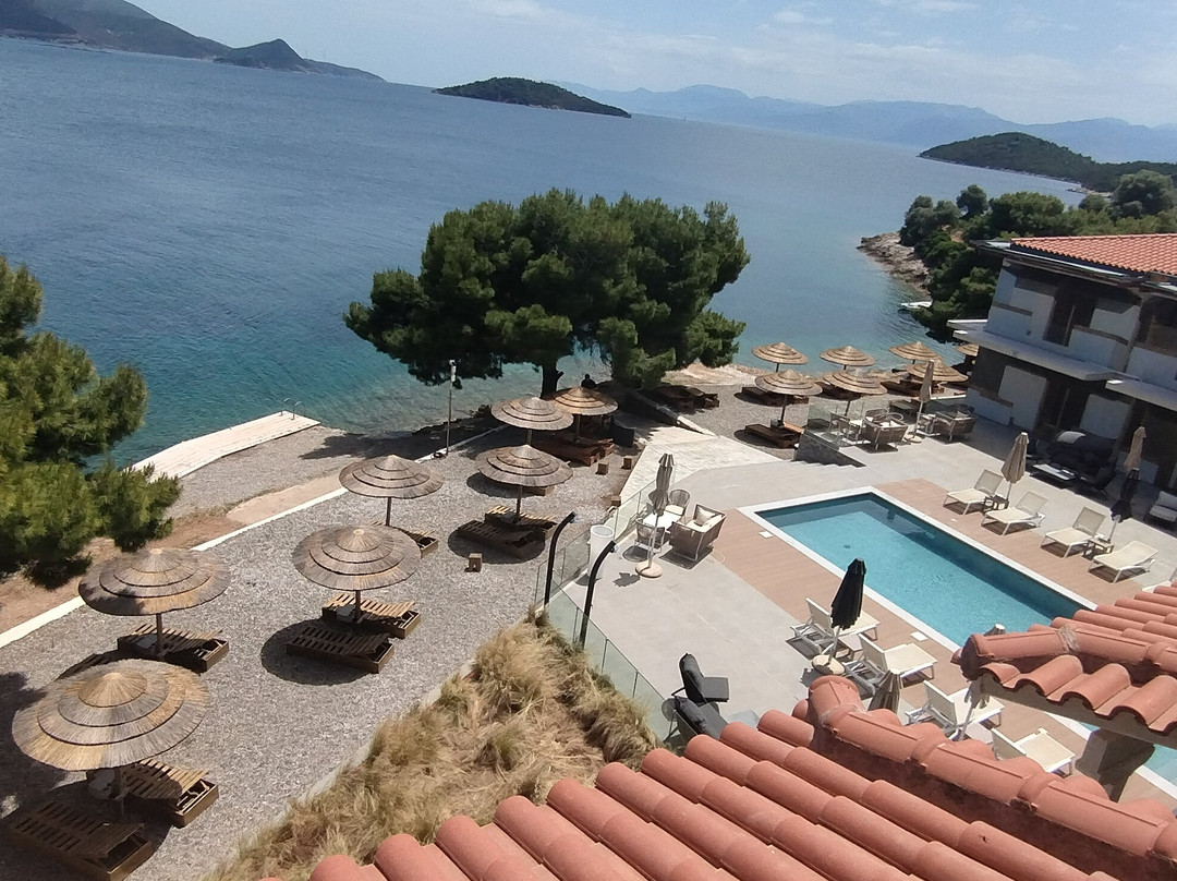 Trizonia Bay Hotel主图